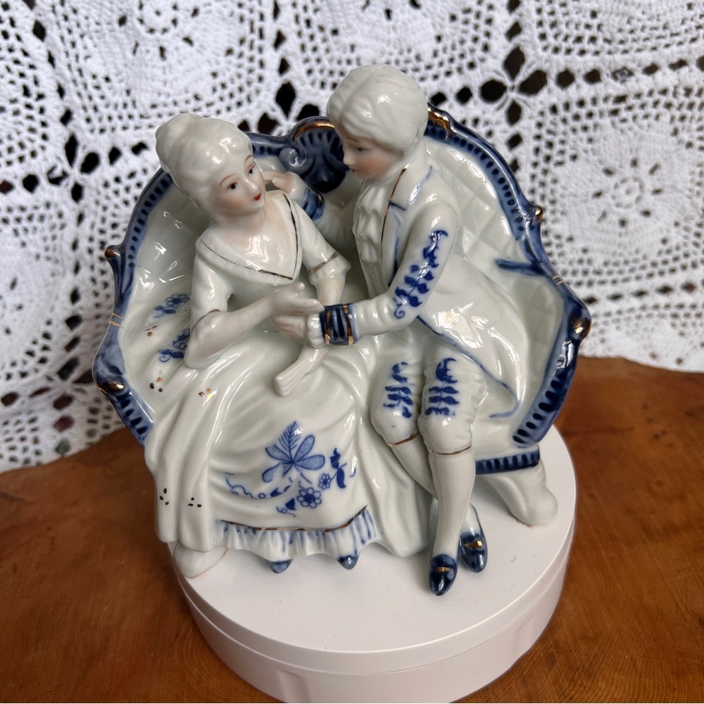 Vintage Porcelain Colonial Blue‎ and White Figures Romantic Couple on seat
